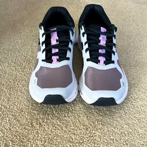 On Running NWT women’s cloud runner size 6.5 running shoes